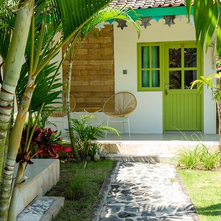 La Roja Bungalows Batununggul Exteriör bild