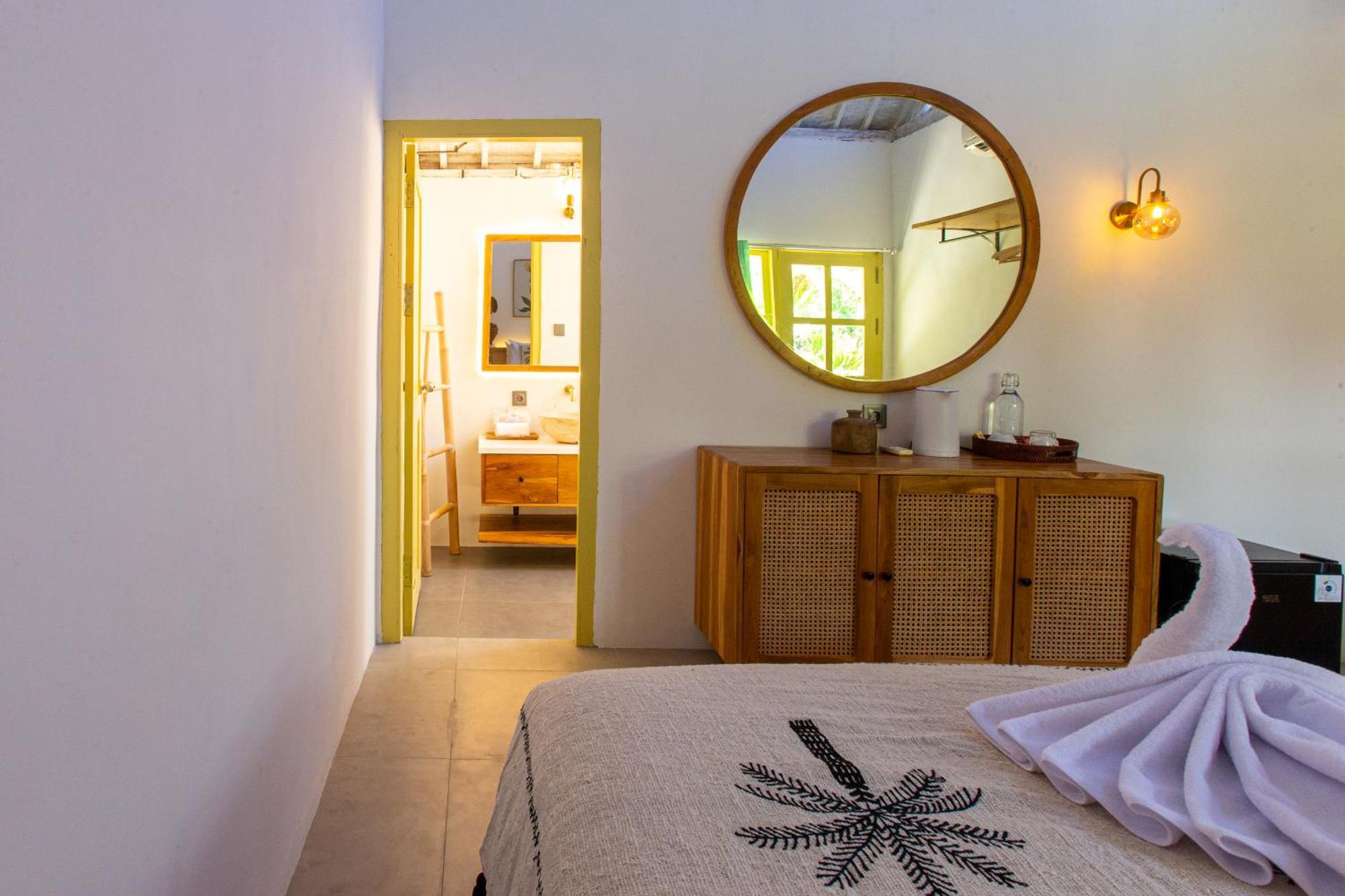 La Roja Bungalows Batununggul Exteriör bild