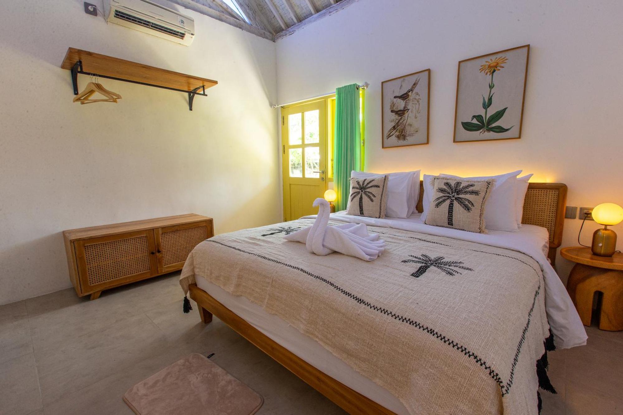 La Roja Bungalows Batununggul Exteriör bild