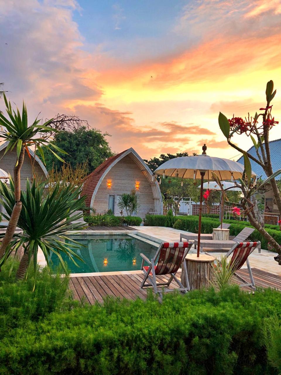 La Roja Bungalows Batununggul Exteriör bild